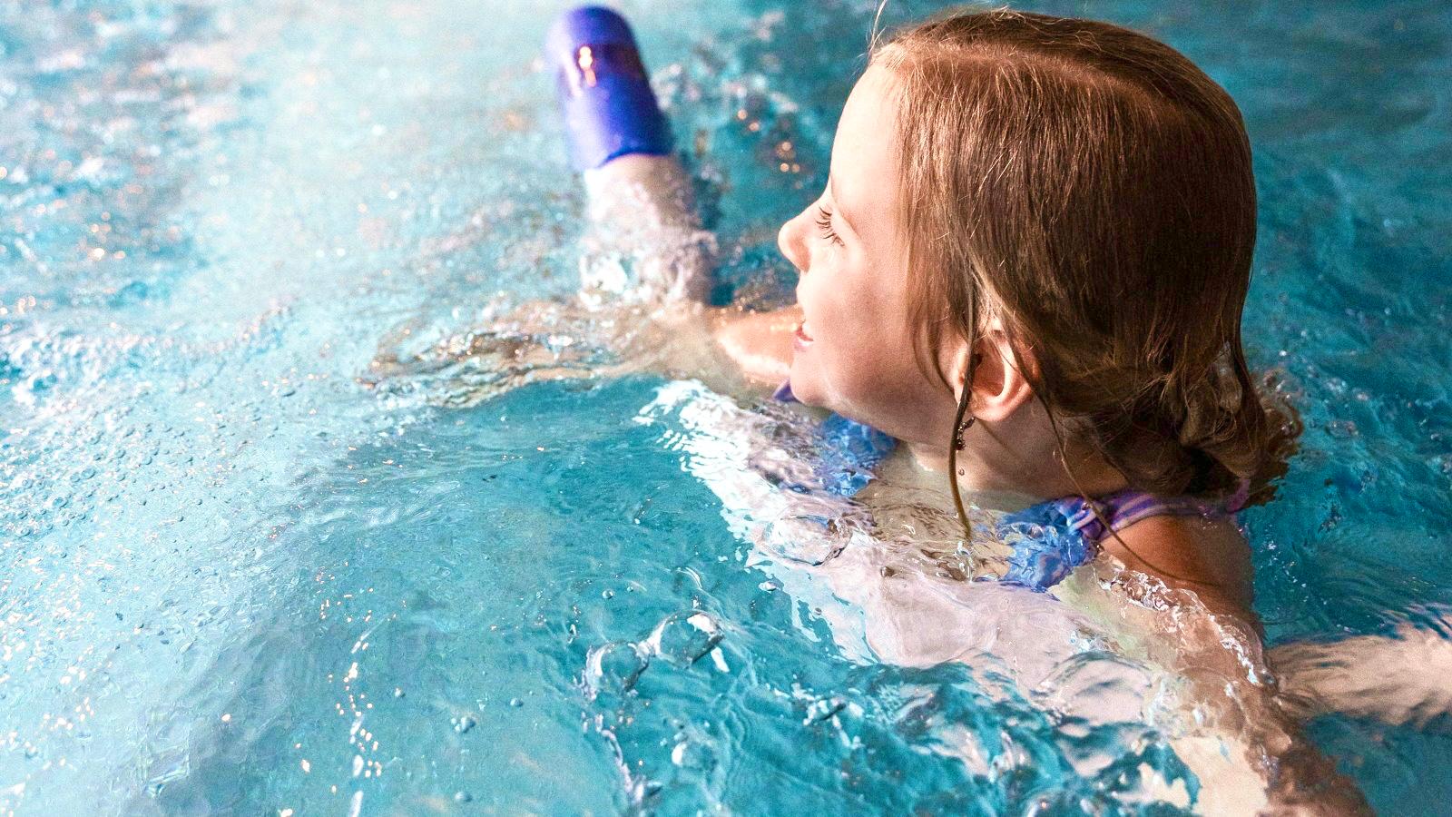 Kinder beim Schwimmen lernen mit Coach Katja
